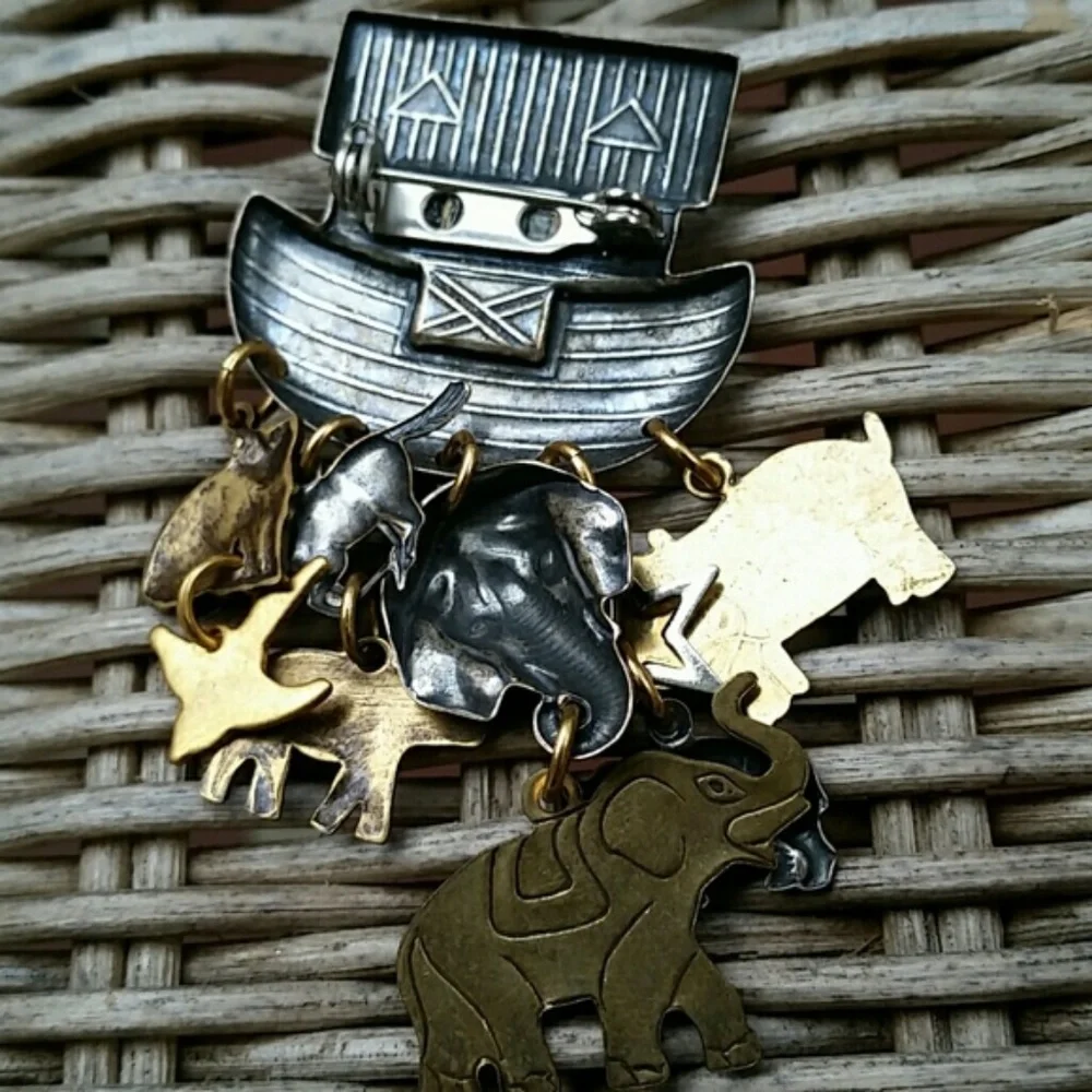♡Noah's Ark silver pin with crystals